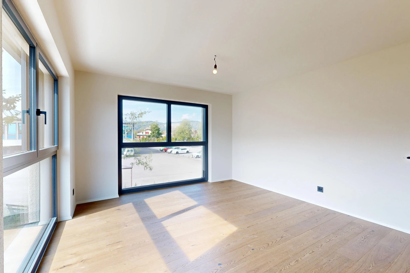 pièce vide avec drywall, cloison sèche, inside property, wood finish floor, et sol en finition bois