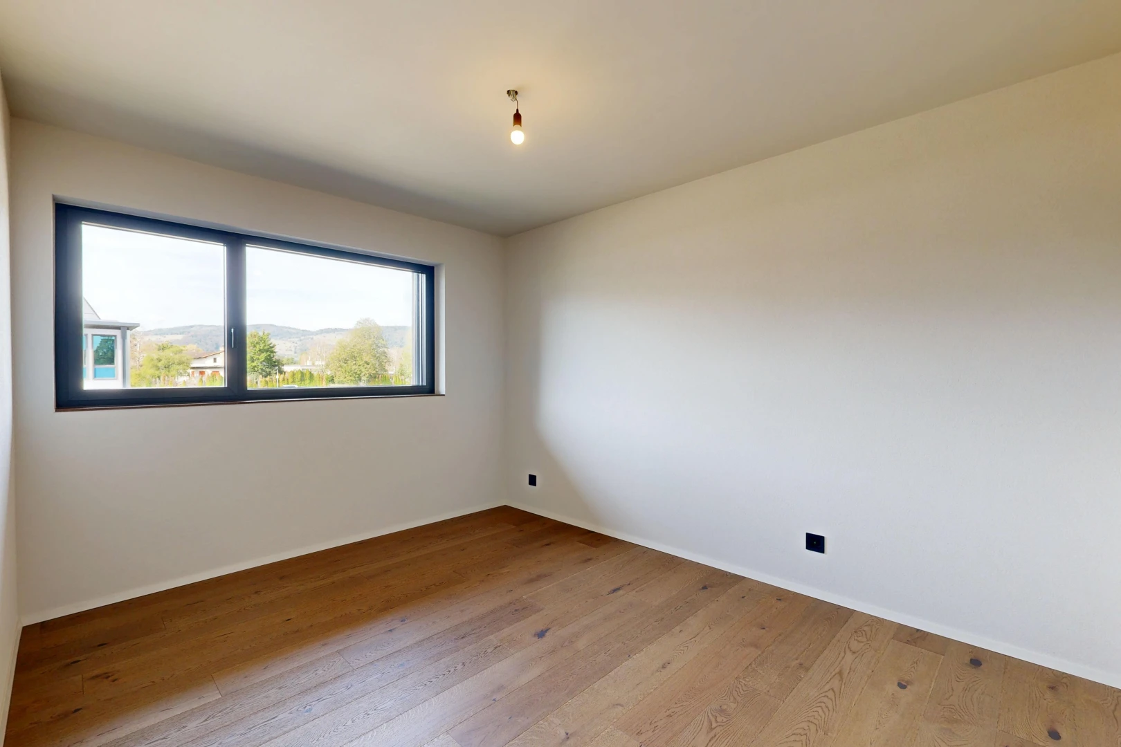 pièce vide avec drywall, cloison sèche, lumière naturelle, inside property, et wood finish floor