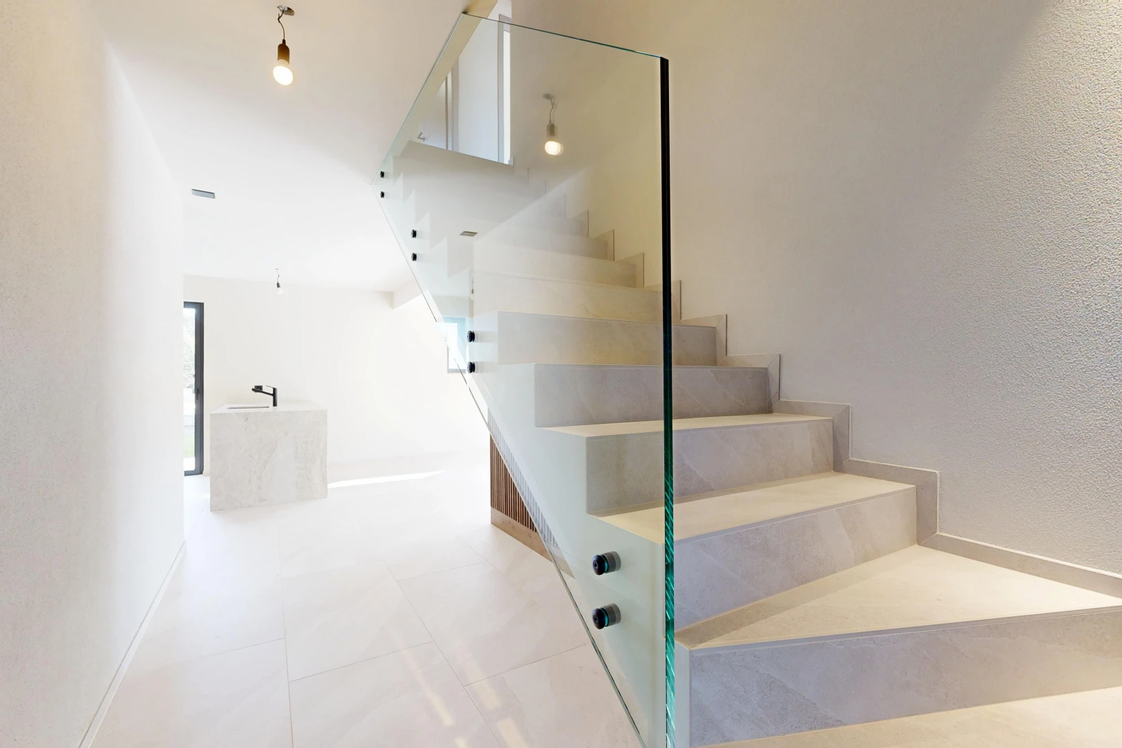 escaliers avec éclairage suspendu, escaliers, other stairs, inside property, et light floor