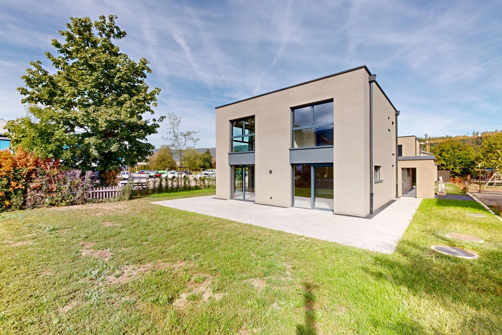 façade avec pelouse, terrasse, from property, property visible, et bardage en stuc