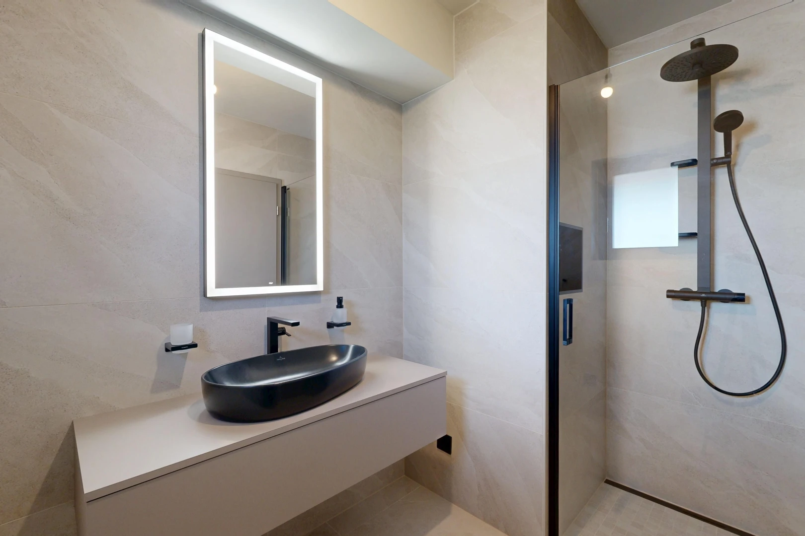 salle de bains avec douche, miroir, évier, salle de bain complète, et lavabo (ou coiffeuse selon le contexte)