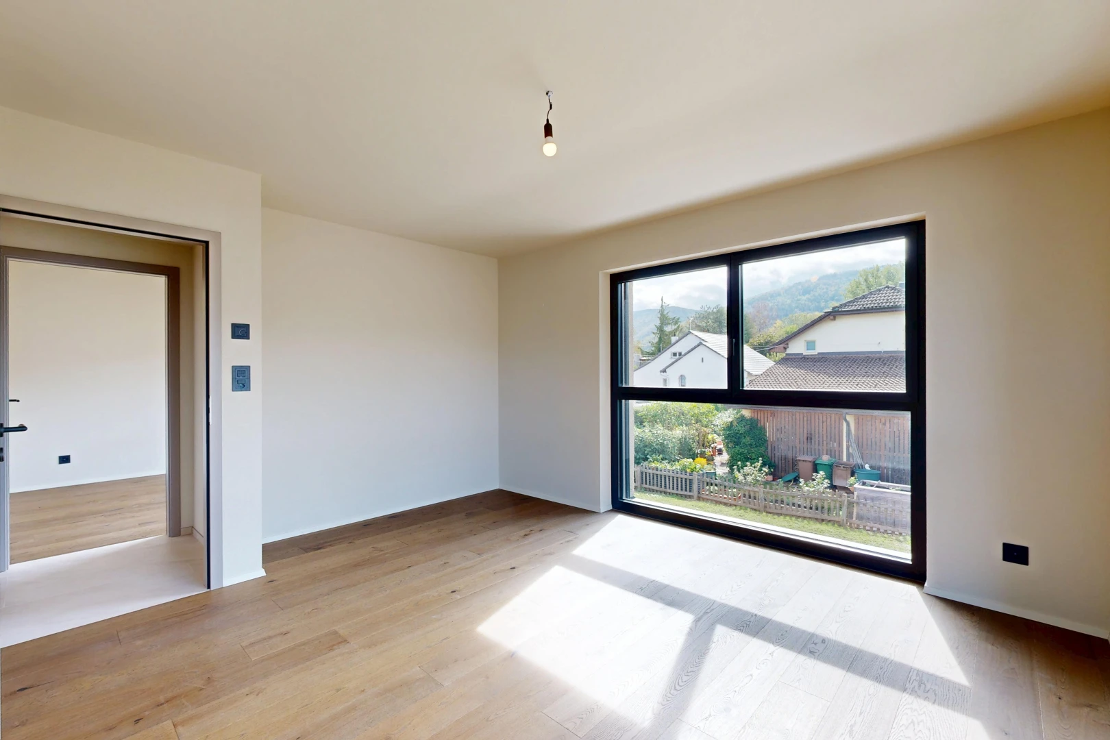 pièce vide avec drywall, cloison sèche, inside property, wood finish floor, et sol en finition bois