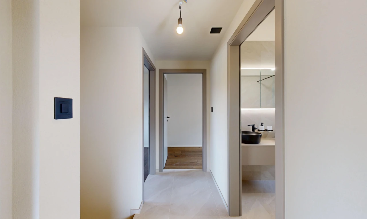 couloir avec drywall, cloison sèche, inside property, light floor, et évier