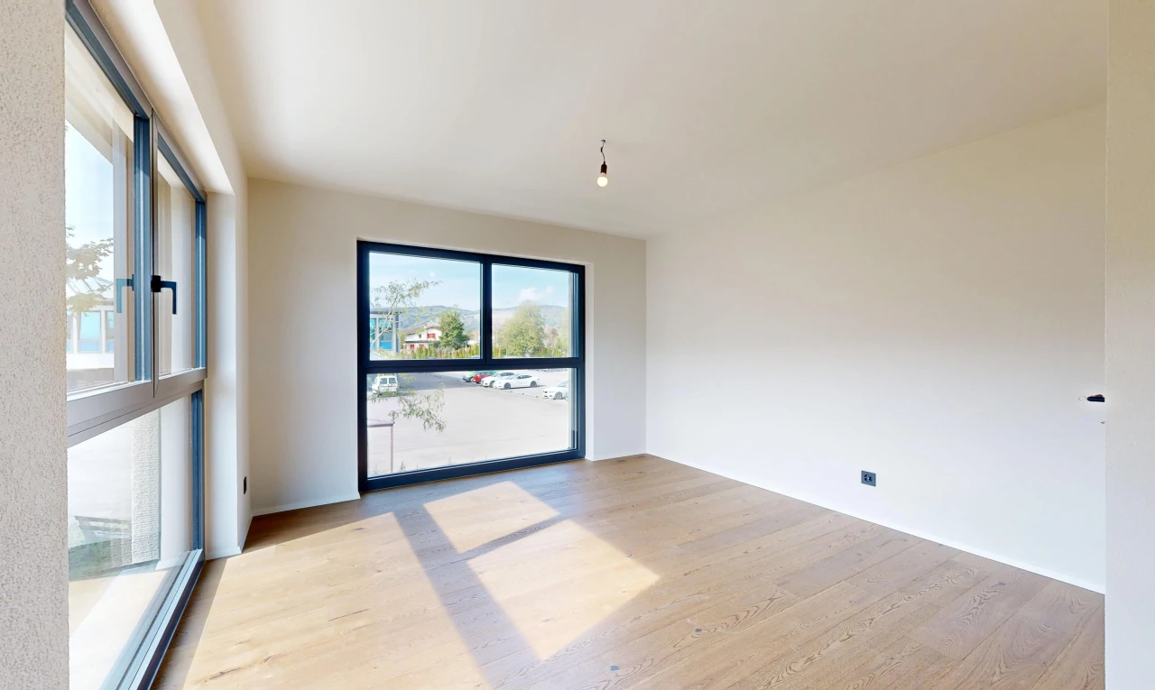 pièce vide avec drywall, cloison sèche, inside property, wood finish floor, et sol en finition bois