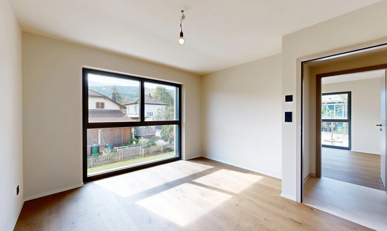 pièce vide avec drywall, cloison sèche, wood finish floor, sol en finition bois, et inside property