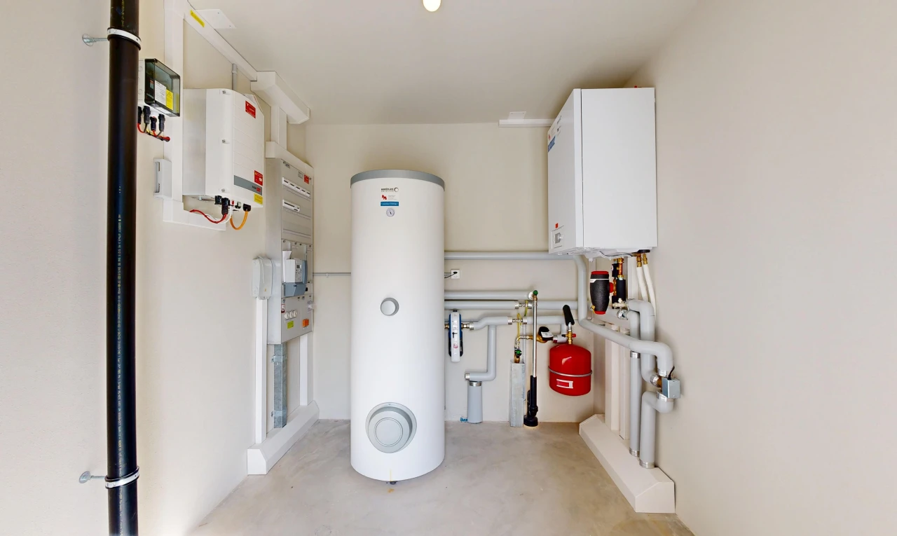 buanderie avec chauffe-eau, inside property, drywall, cloison sèche, et réservoir d'expansion d'eau