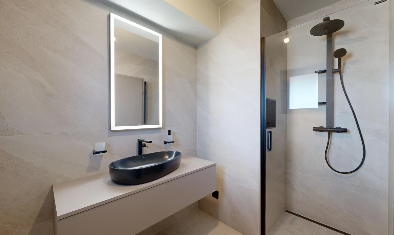 salle de bains avec douche, miroir, évier, salle de bain complète, et lavabo (ou coiffeuse selon le contexte)