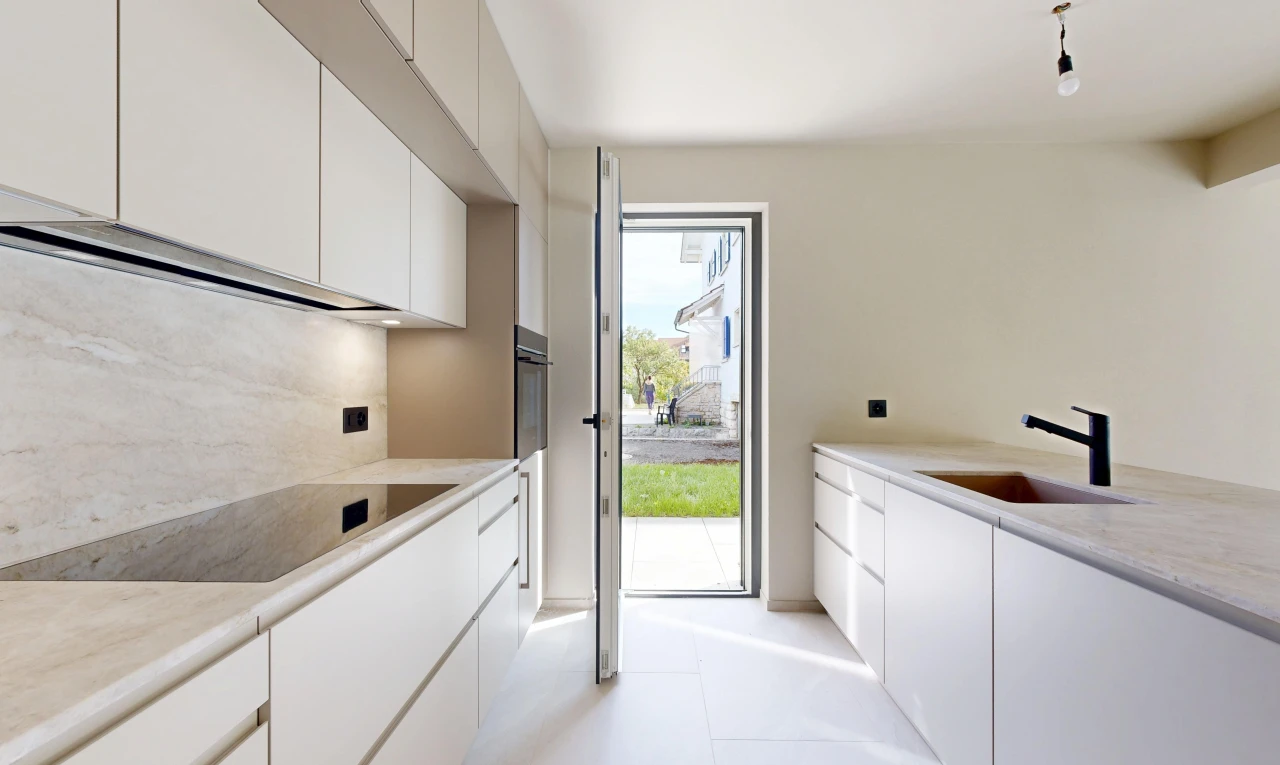 cuisine avec light countertops, plans de travail, évier, accès à l'extérieur, et white cabinets