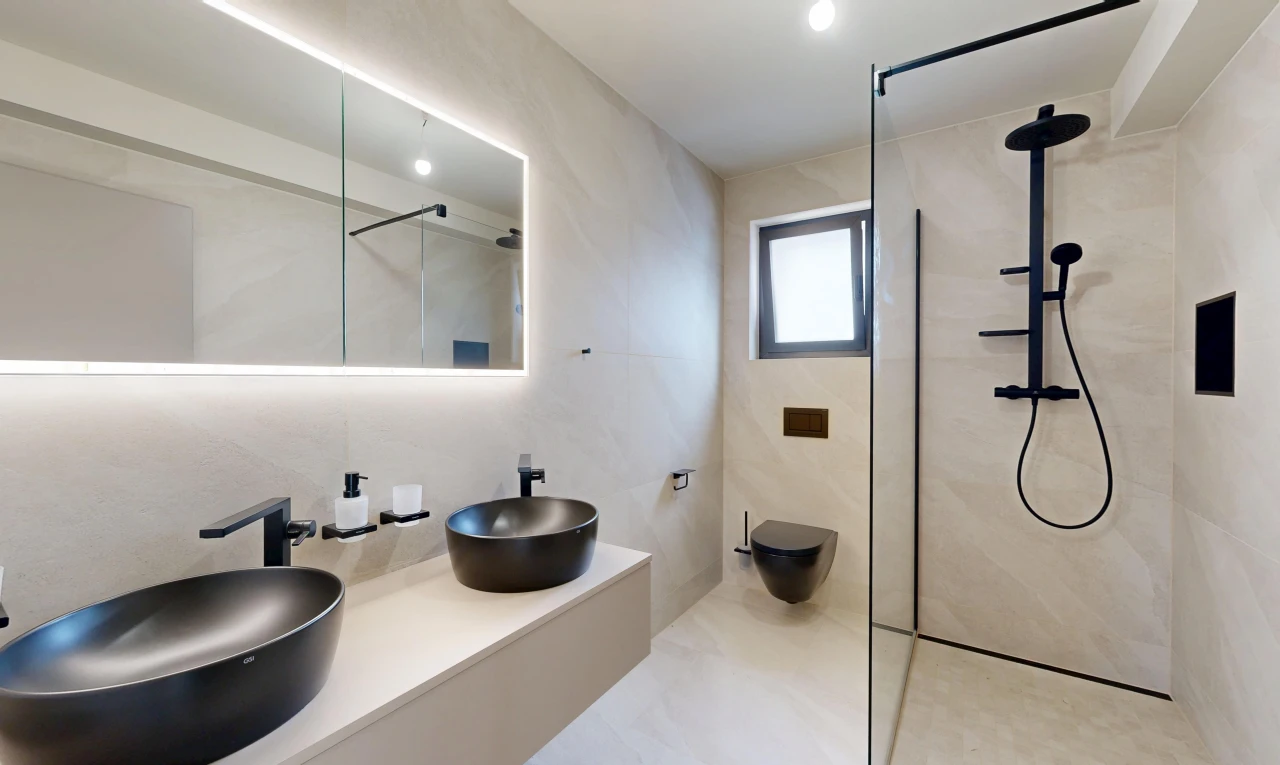 salle de bains avec salle de bain complète, douche, évier, double vasque, et inside property