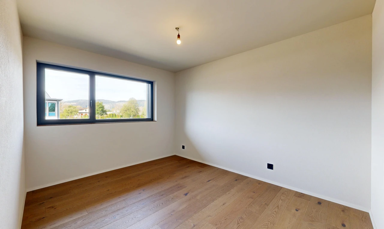 pièce vide avec drywall, cloison sèche, lumière naturelle, inside property, et wood finish floor