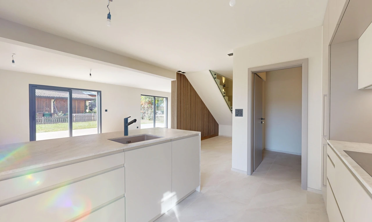 cuisine avec light countertops, light floor, drywall, cloison sèche, et évier