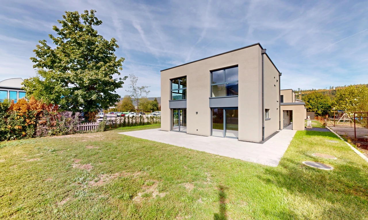 façade avec pelouse, terrasse, from property, property visible, et bardage en stuc