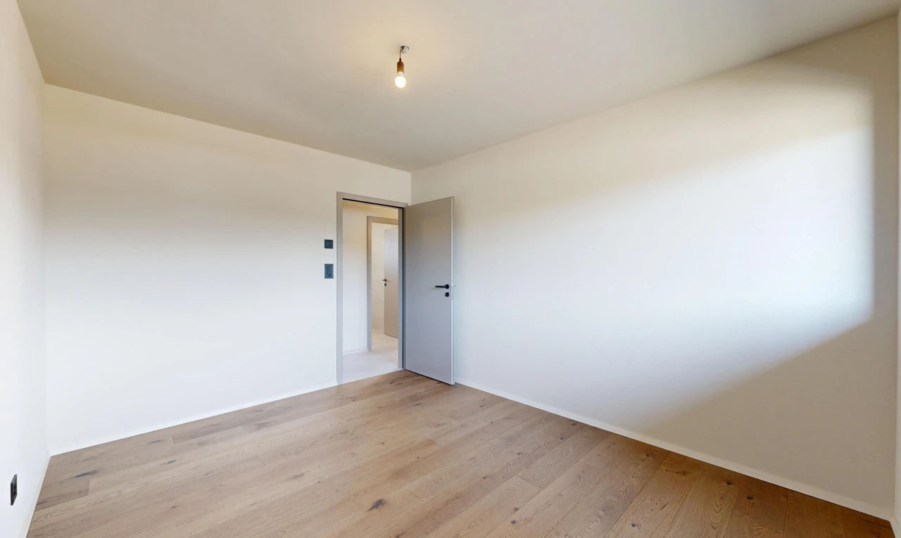 pièce vide avec cloison sèche, drywall, inside property, sol en finition bois, et wood finish floor