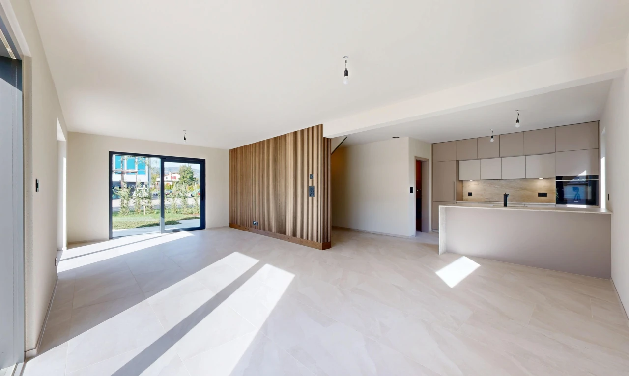 pièce vide avec cloison sèche, drywall, accès à l'extérieur, mur d'accent, et accent wall