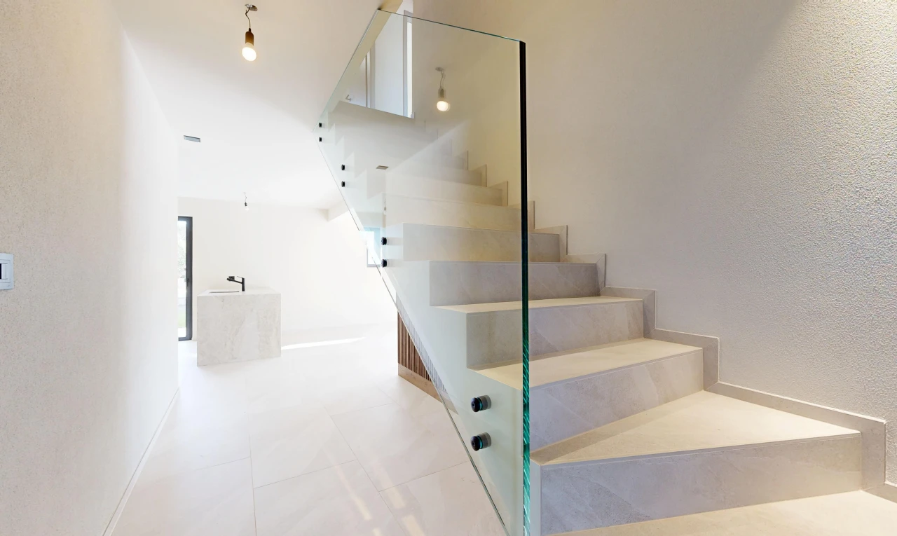 escaliers avec éclairage suspendu, escaliers, other stairs, inside property, et light floor