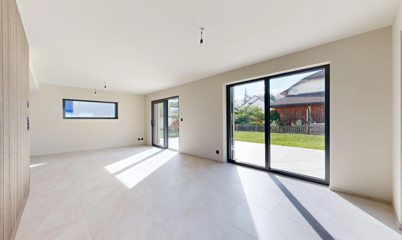 pièce vide avec accès à l'extérieur, drywall, cloison sèche, inside property, et light floor