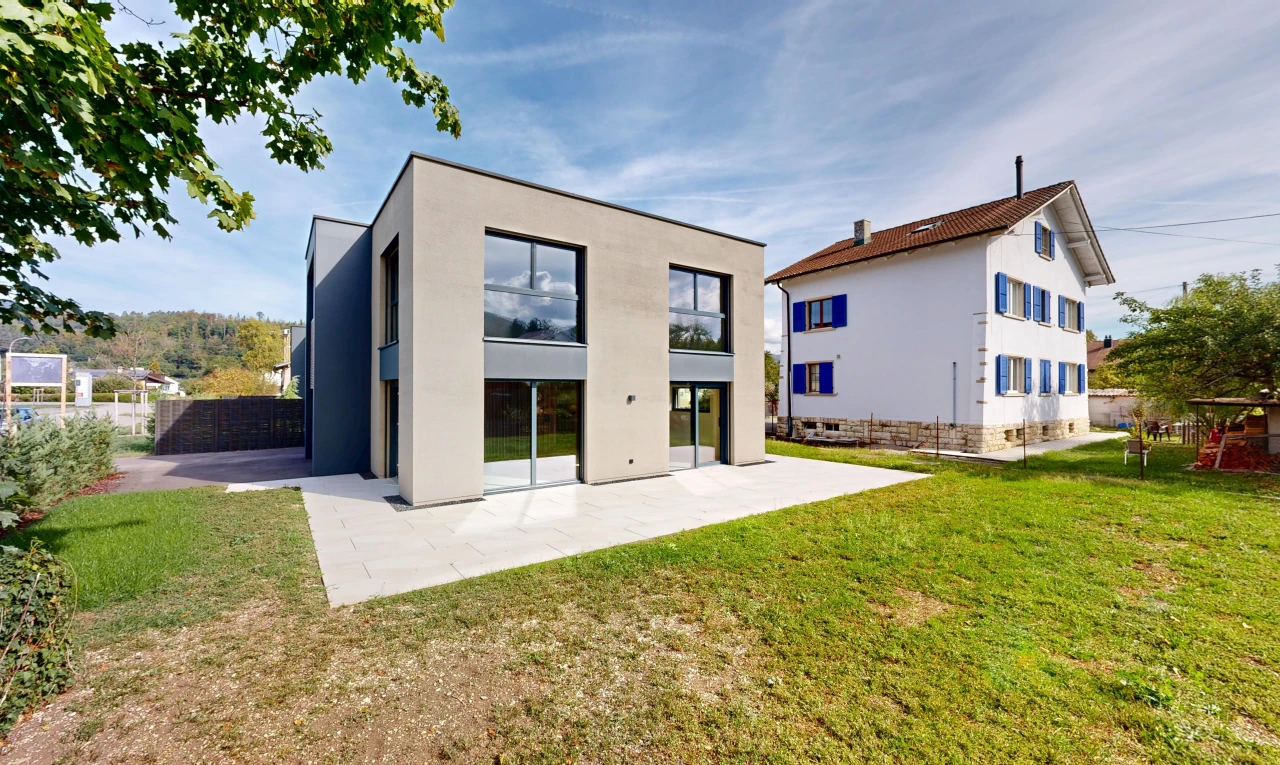façade avec bardage en stuc, pelouse, property visible, day time, et terrasse