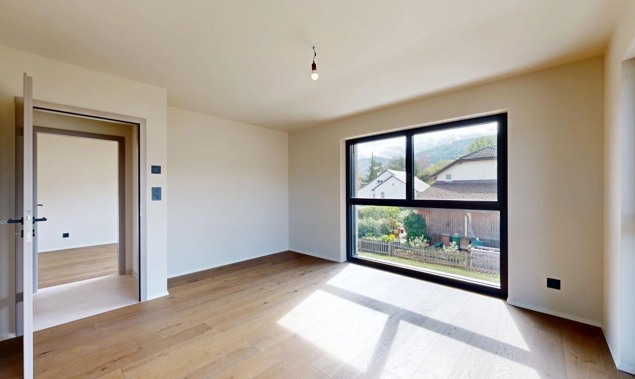 pièce vide avec drywall, cloison sèche, inside property, wood finish floor, et sol en finition bois