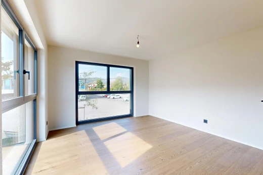 pièce vide avec drywall, cloison sèche, inside property, wood finish floor, et sol en finition bois