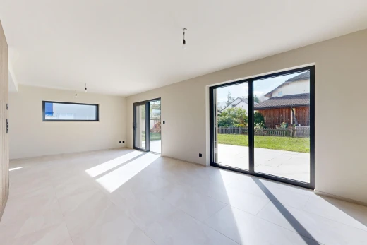 pièce vide avec accès à l'extérieur, drywall, cloison sèche, inside property, et light floor