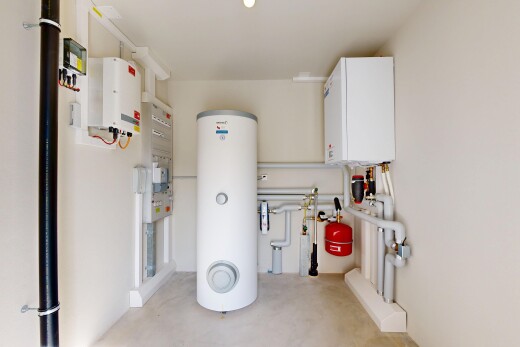 buanderie avec chauffe-eau, inside property, drywall, cloison sèche, et réservoir d'expansion d'eau