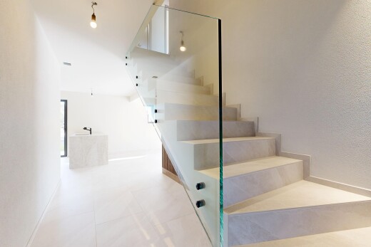escaliers avec éclairage suspendu, escaliers, other stairs, inside property, et light floor