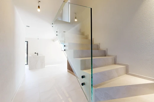 escaliers avec éclairage suspendu, escaliers, other stairs, inside property, et light floor