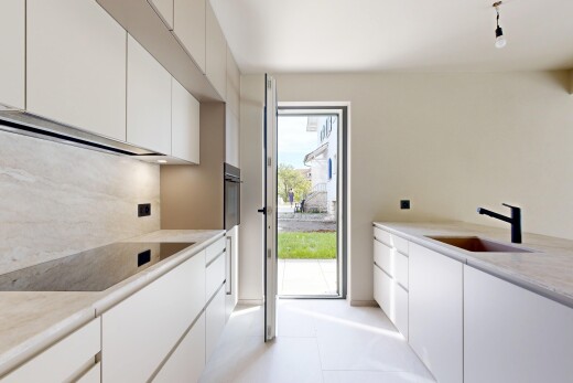 cuisine avec light countertops, plans de travail, évier, accès à l'extérieur, et white cabinets