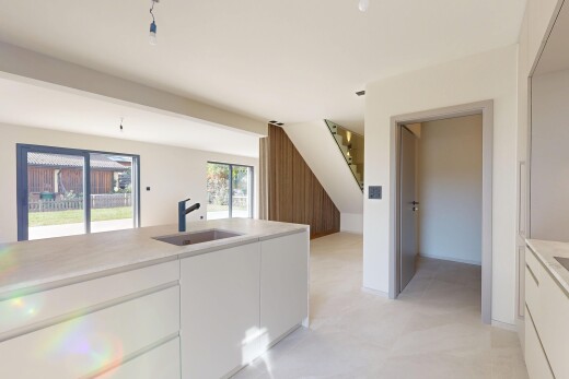 cuisine avec light countertops, light floor, drywall, cloison sèche, et évier