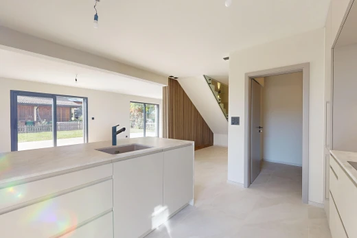 cuisine avec light countertops, light floor, drywall, cloison sèche, et évier