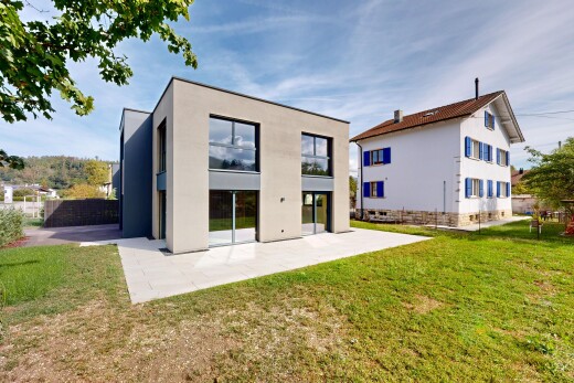 façade avec bardage en stuc, pelouse, property visible, day time, et terrasse