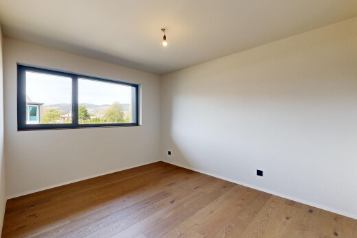 pièce vide avec drywall, cloison sèche, lumière naturelle, inside property, et wood finish floor
