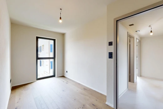 pièce vide avec éclairage suspendu, inside property, light floor, drywall, et cloison sèche