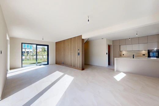 pièce vide avec cloison sèche, drywall, accès à l'extérieur, mur d'accent, et accent wall
