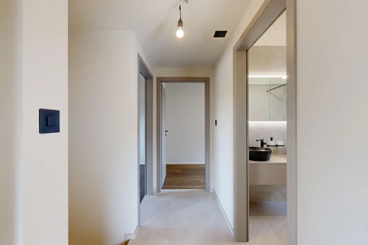 couloir avec drywall, cloison sèche, inside property, light floor, et évier