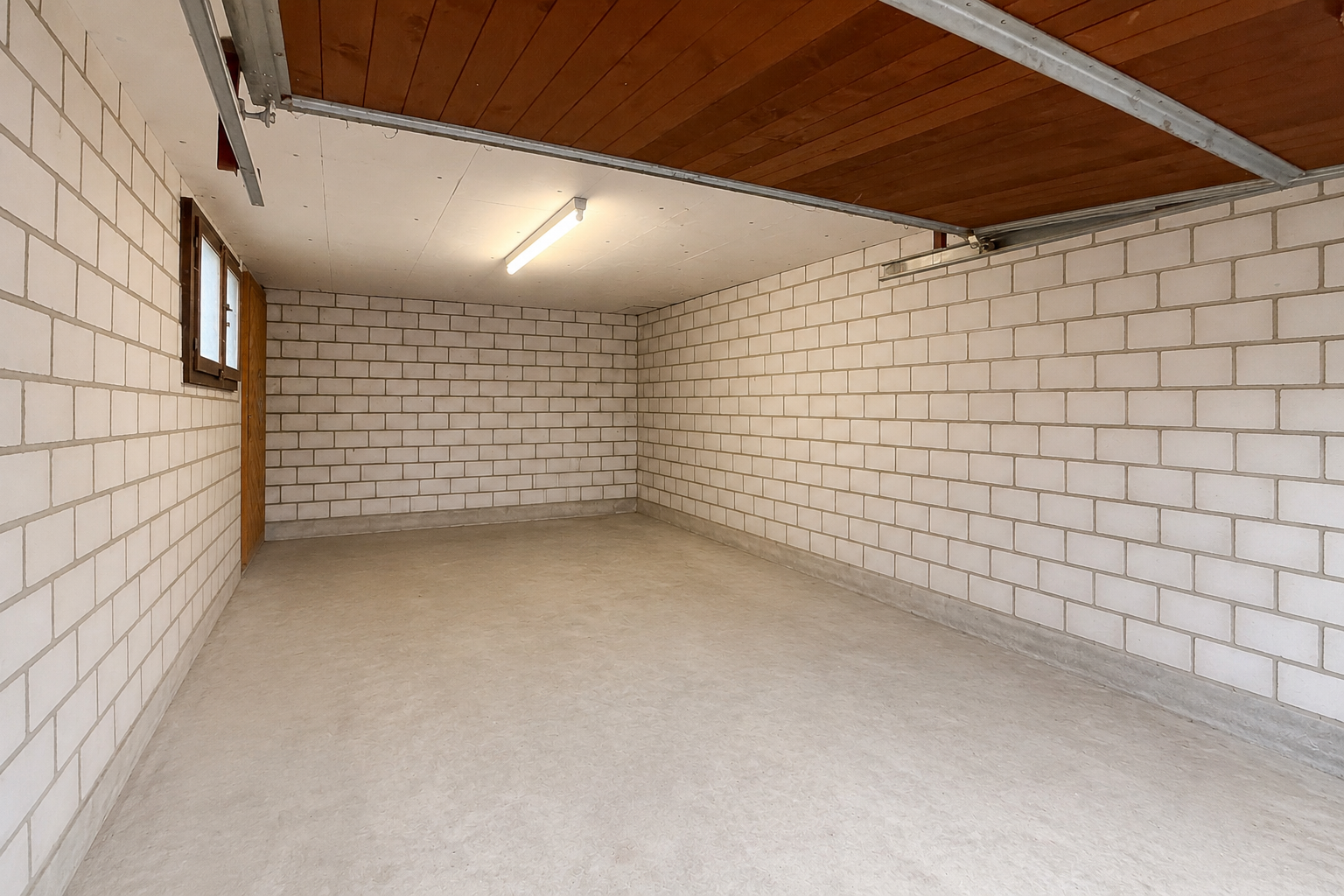 leerer raum mit wood ceiling, holzdecke, concrete floor, betonboden, und inside property