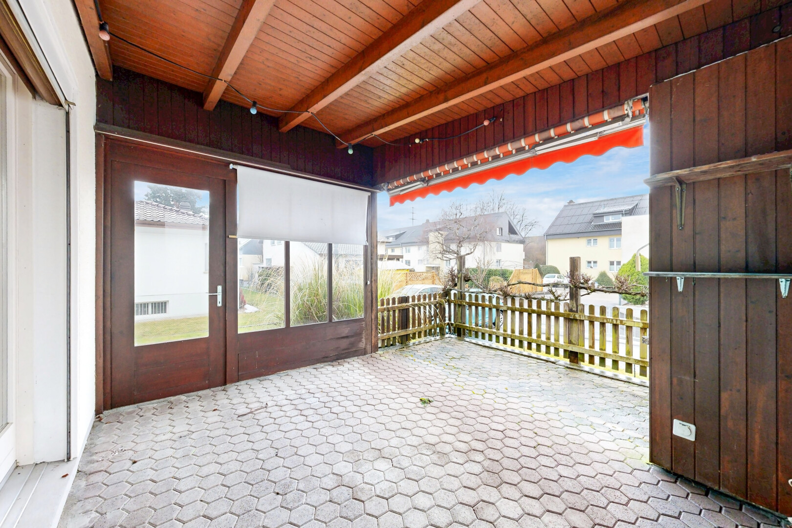 terrasse avec day time, from property, portes-fenêtres, vue résidentielle, et residential view