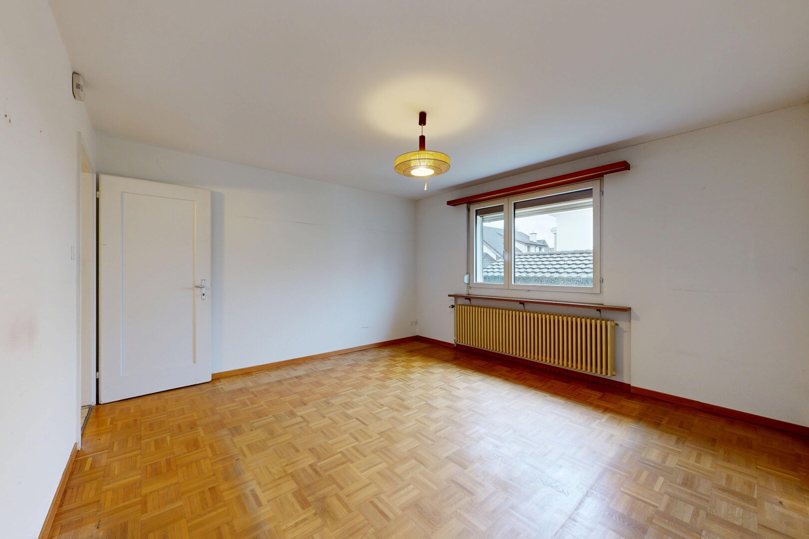 pièce vide avec radiateur, drywall, cloison sèche, inside property, et natural light