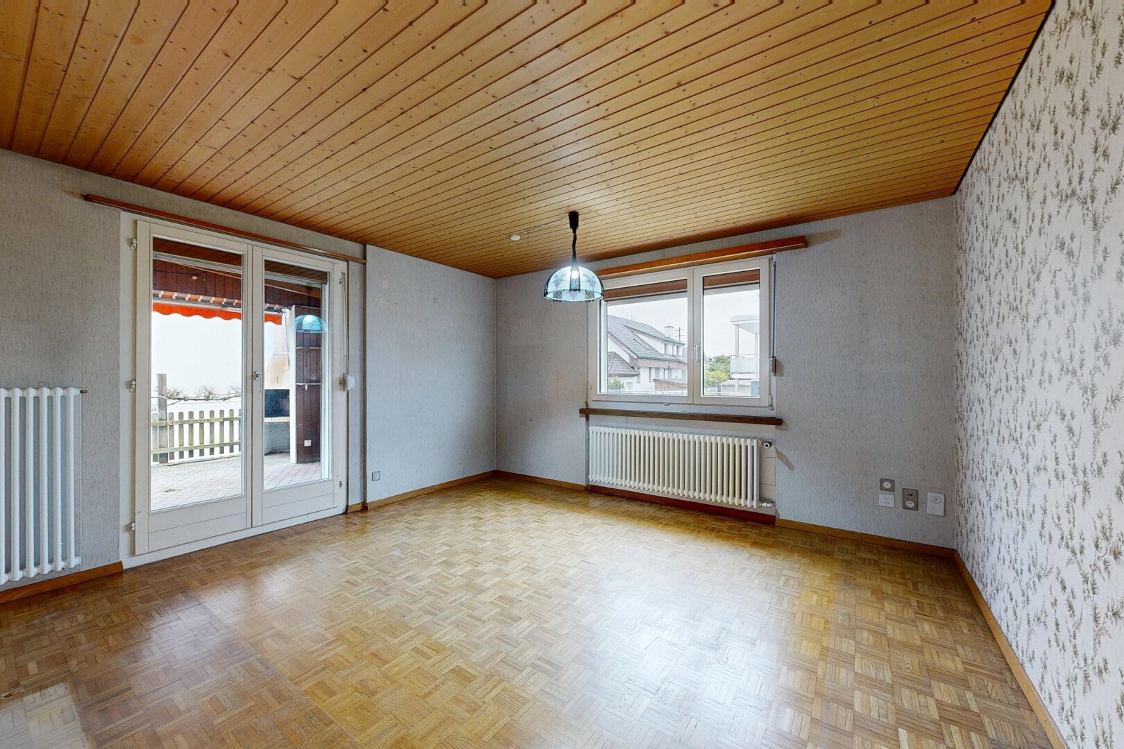 pièce vide avec wood ceiling, plafond en bois, natural light, lumière naturelle, et radiateur