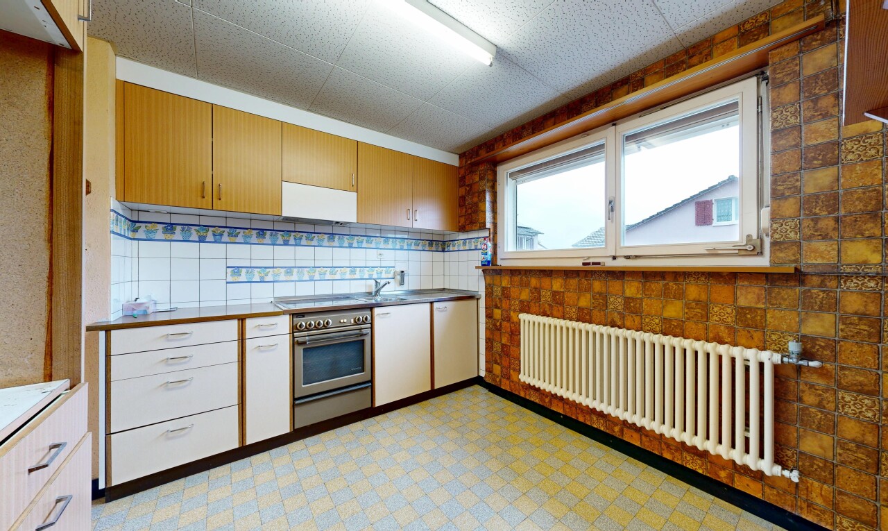 cuisine avec radiateur, sol en vinyle, vinyl floor, four, et light floor