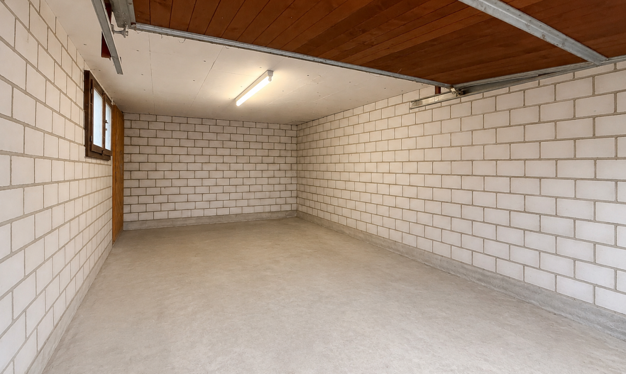 leerer raum mit wood ceiling, holzdecke, concrete floor, betonboden, und inside property