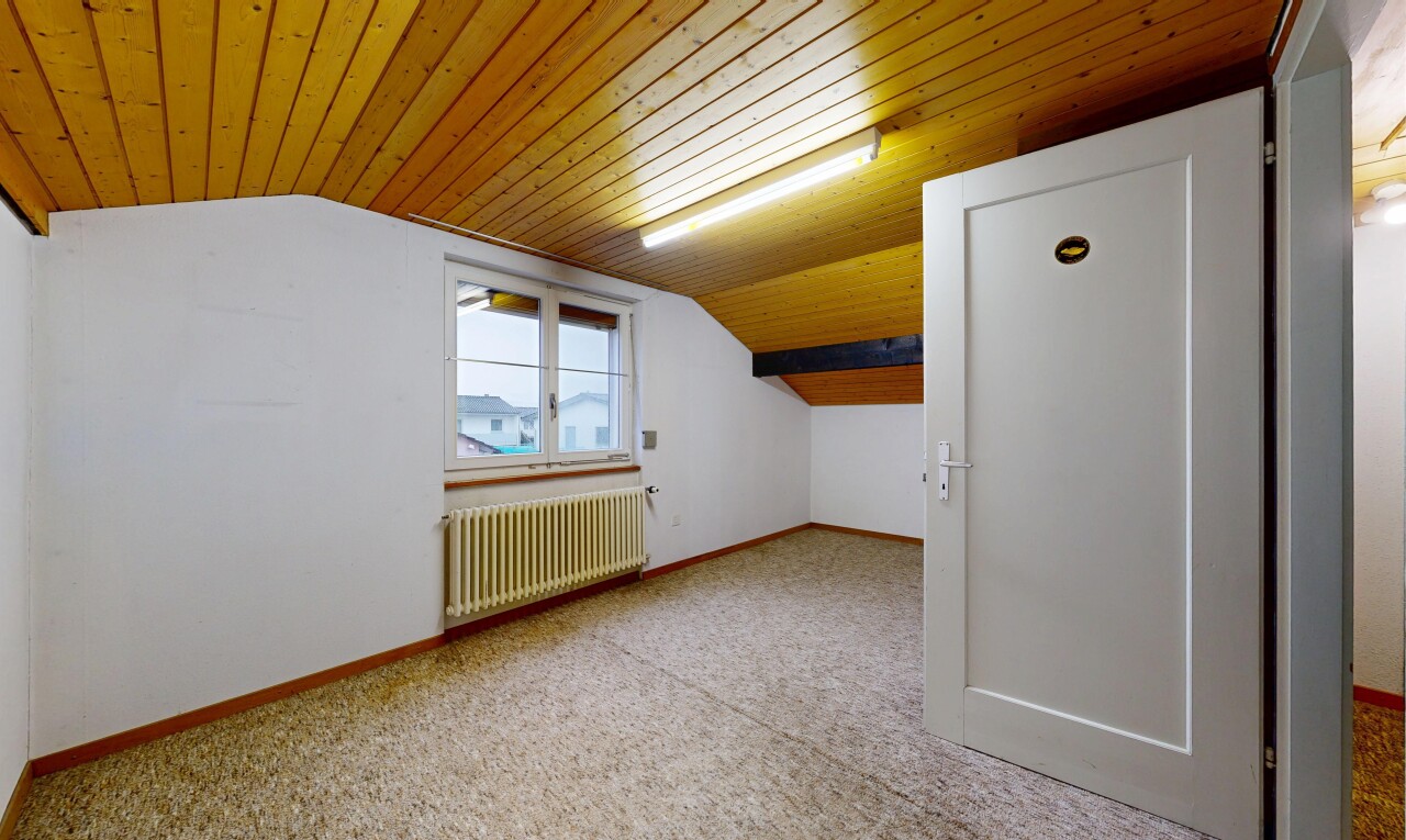 pièce vide avec moquette, carpet, radiateur, inside property, et plafond voûté