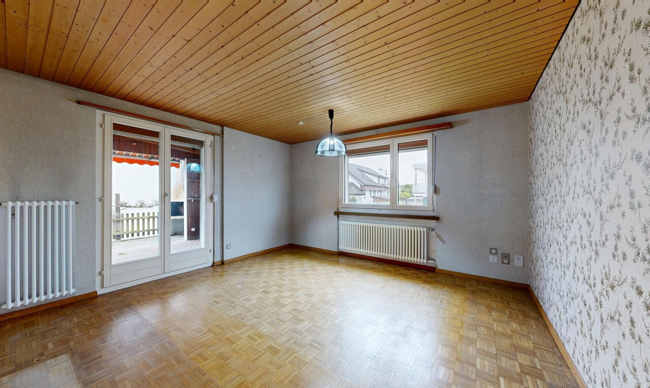 pièce vide avec wood ceiling, plafond en bois, natural light, lumière naturelle, et radiateur