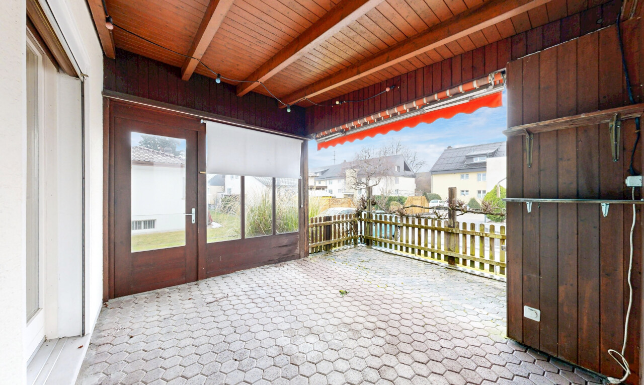 terrasse avec day time, from property, portes-fenêtres, vue résidentielle, et residential view
