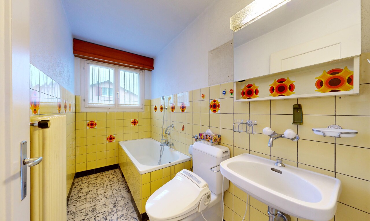 salle de bains avec bain, salle de bain complète, toilette, inside property, et lumière naturelle