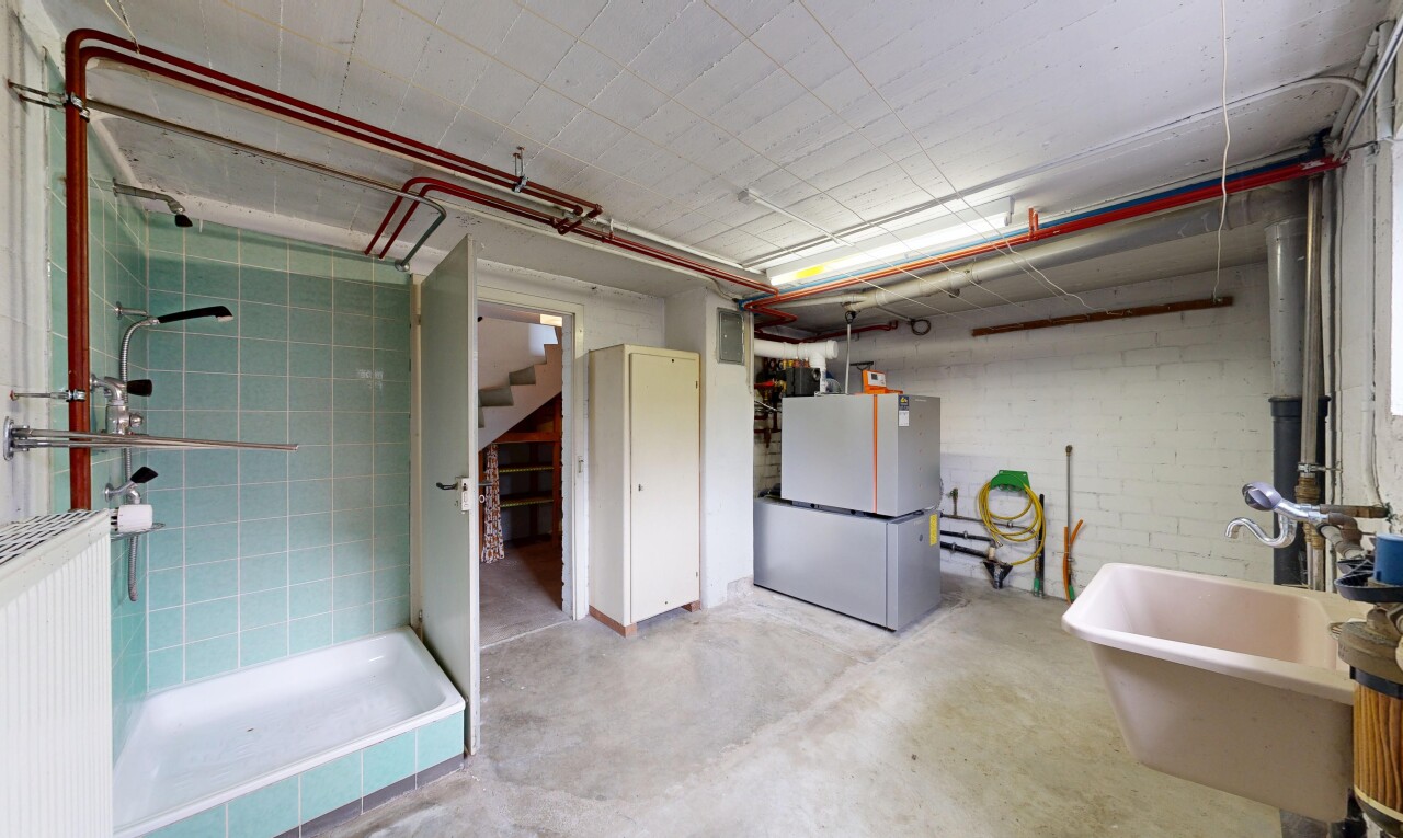 salle de bains avec concrete floor, sol en béton, salle de bain complète, douche, et évier