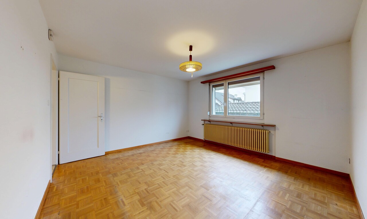 pièce vide avec radiateur, drywall, cloison sèche, inside property, et natural light