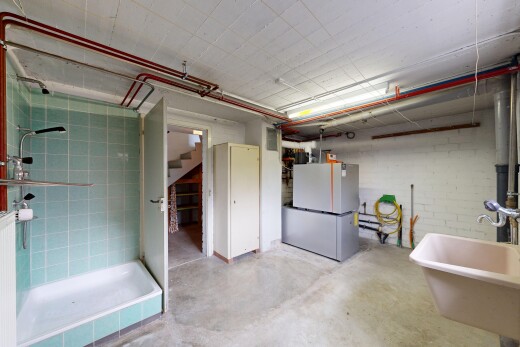 salle de bains avec concrete floor, sol en béton, salle de bain complète, douche, et évier