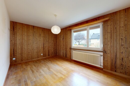 pièce vide avec radiateur, sol en finition bois, wood finish floor, mur en bois, et wood wall