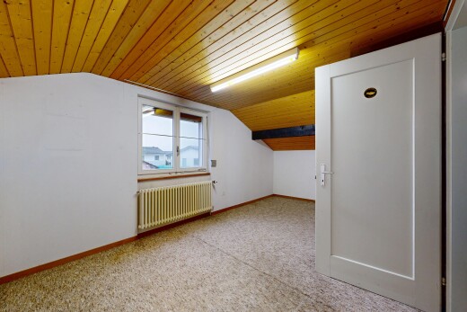 pièce vide avec moquette, carpet, radiateur, inside property, et plafond voûté